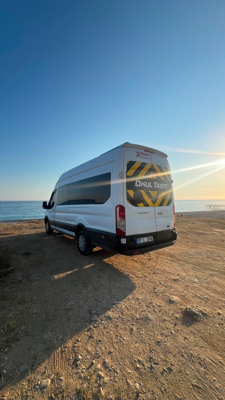 Kıyıda okul taşıtı Ford Transit